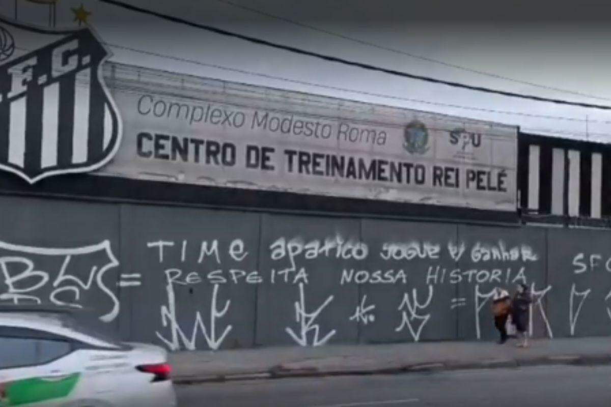 CT do Santos FC, no bairro do Jabaquara, amanheceu pichado nesta quinta-feira (27)