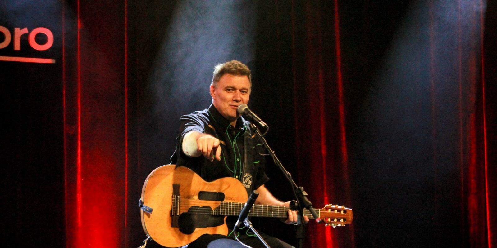 O cantor e compositor João Suplicy mostra a versatilidade musical