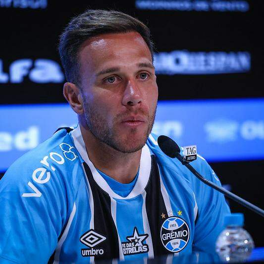 Livre no mercado, Arthur jogou por empréstimo no Grêmio, de agosto de 2025 até junho passado, mas não renovou com o time gaúcho