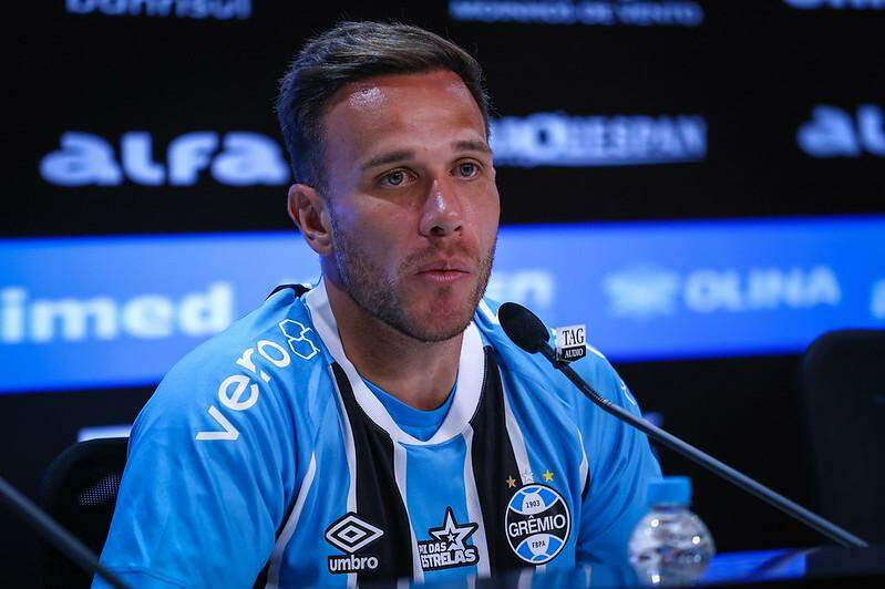 Livre no mercado, Arthur jogou por empréstimo no Grêmio, de agosto de 2025 até junho passado, mas não renovou com o time gaúcho