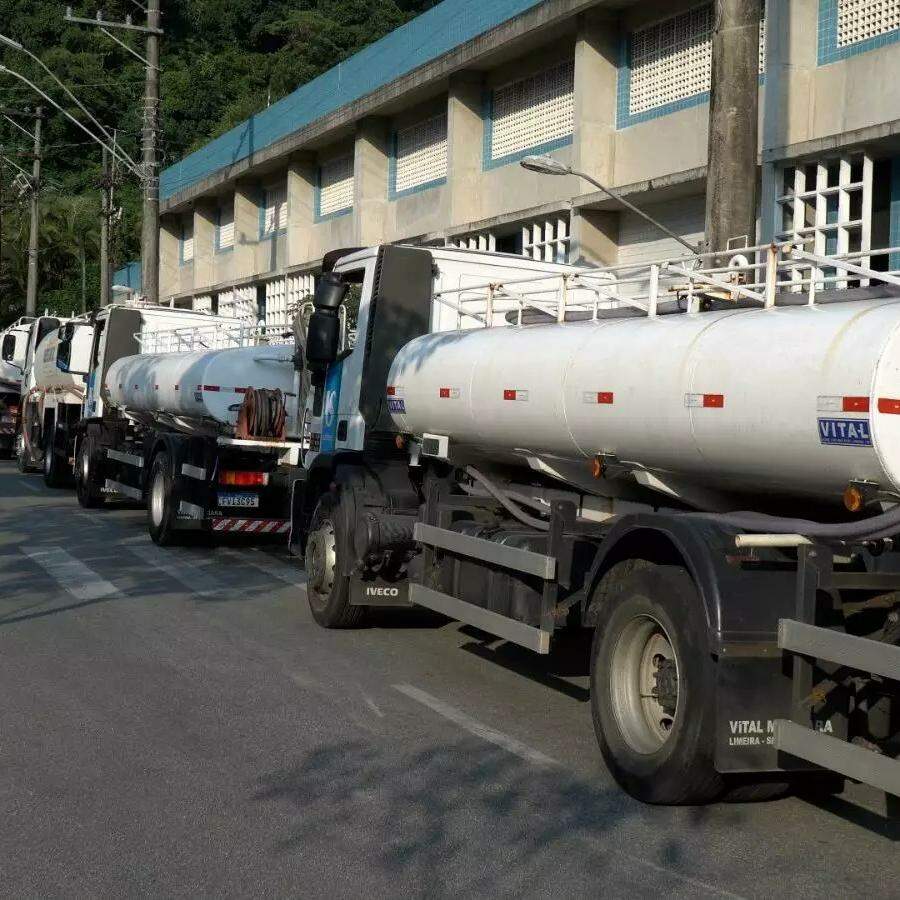 Abastecimento emergencial é feito com 30 caminhões-pipa, diz empresa. Queixas, porém, continuam