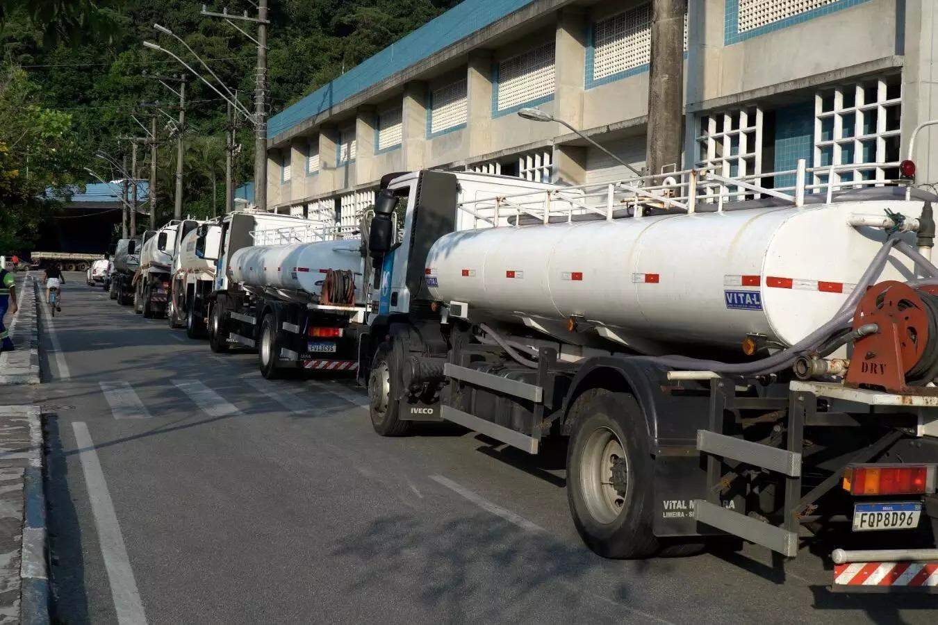 Abastecimento emergencial é feito com 30 caminhões-pipa, diz empresa. Queixas, porém, continuam