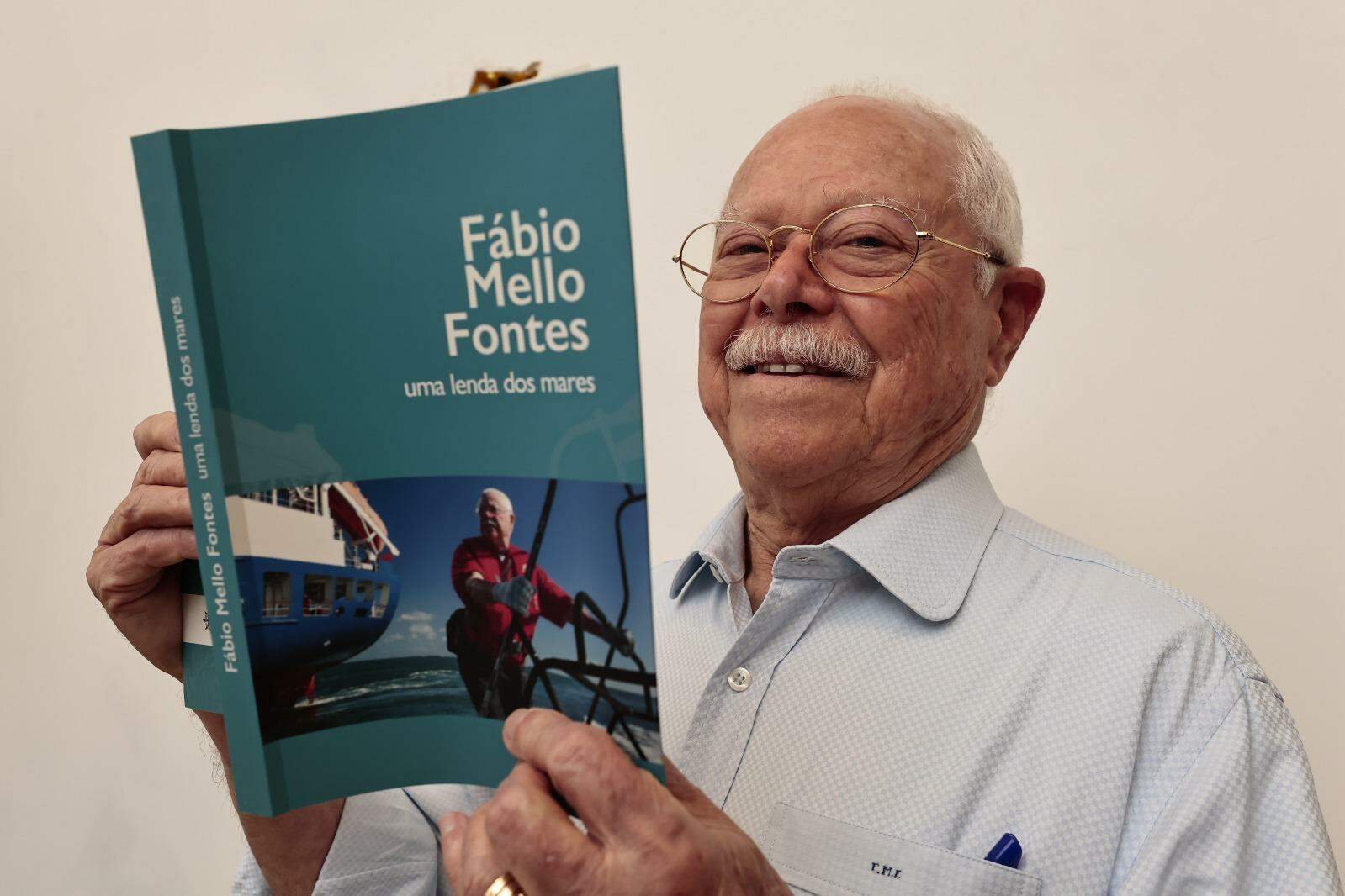 Fontes já fez mais de 30 mil manobras em navios e teve a vida transformada no livro que lançará amanhã