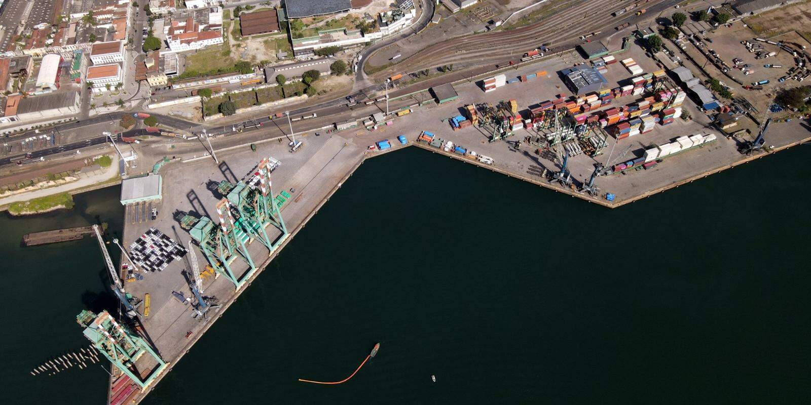 Chinese giants are considering participating in auctions for assets at the Port of Santos, such as Tecon Santos 10