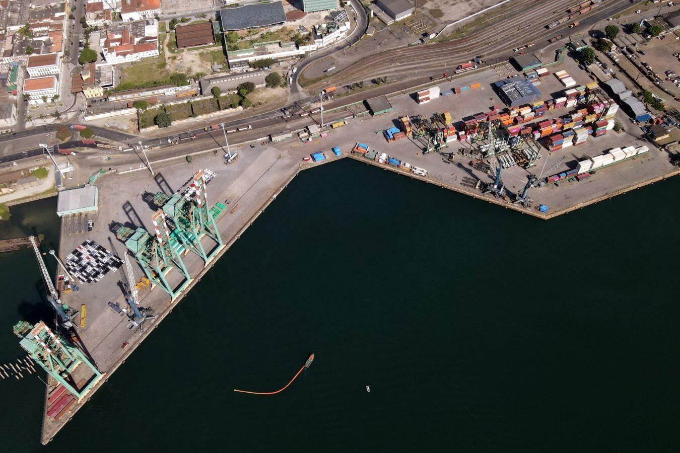 Chinese giants are considering participating in auctions for assets at the Port of Santos, such as Tecon Santos 10