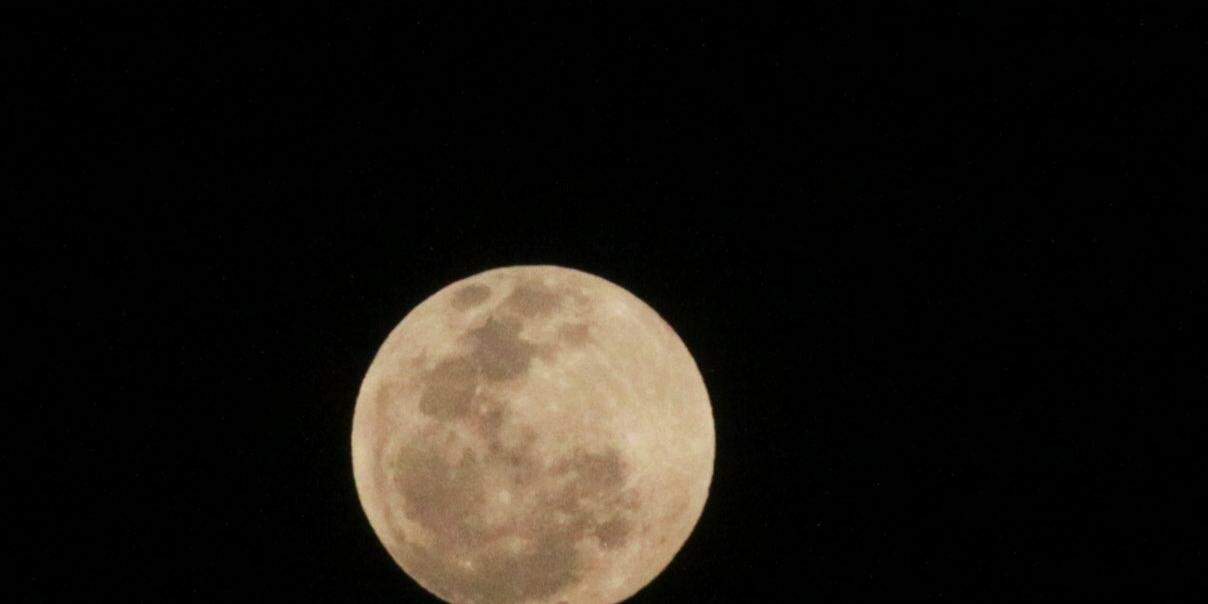 O fim do eclipse penumbral aconteceu às 4h02 da madrugada
