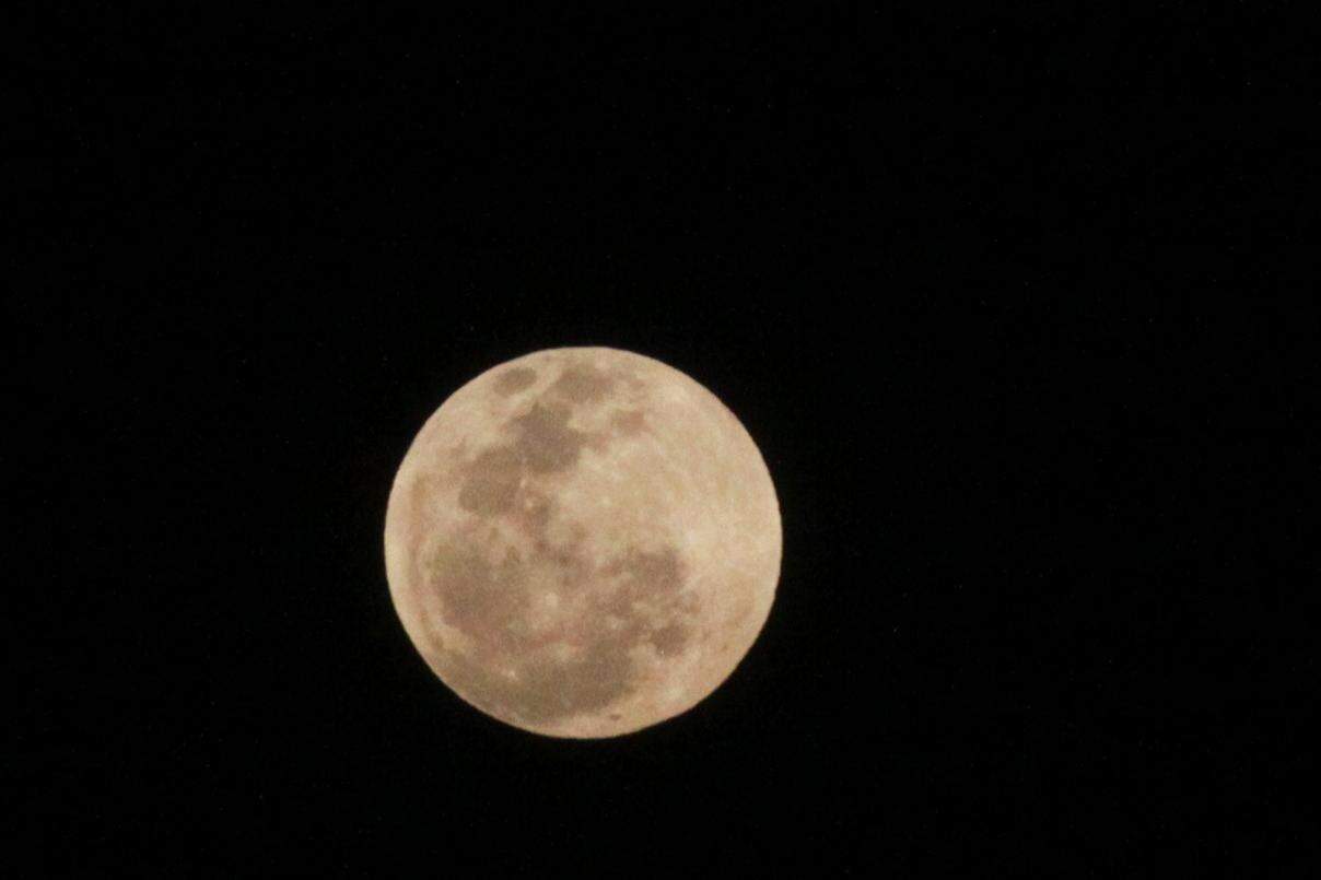 O fim do eclipse penumbral aconteceu às 4h02 da madrugada