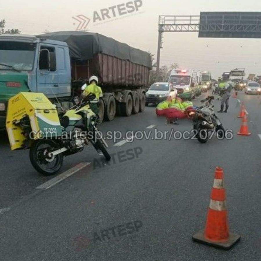 Acidente causou bloqueia da faixa 2 e acostamento da Rodovia Anchieta