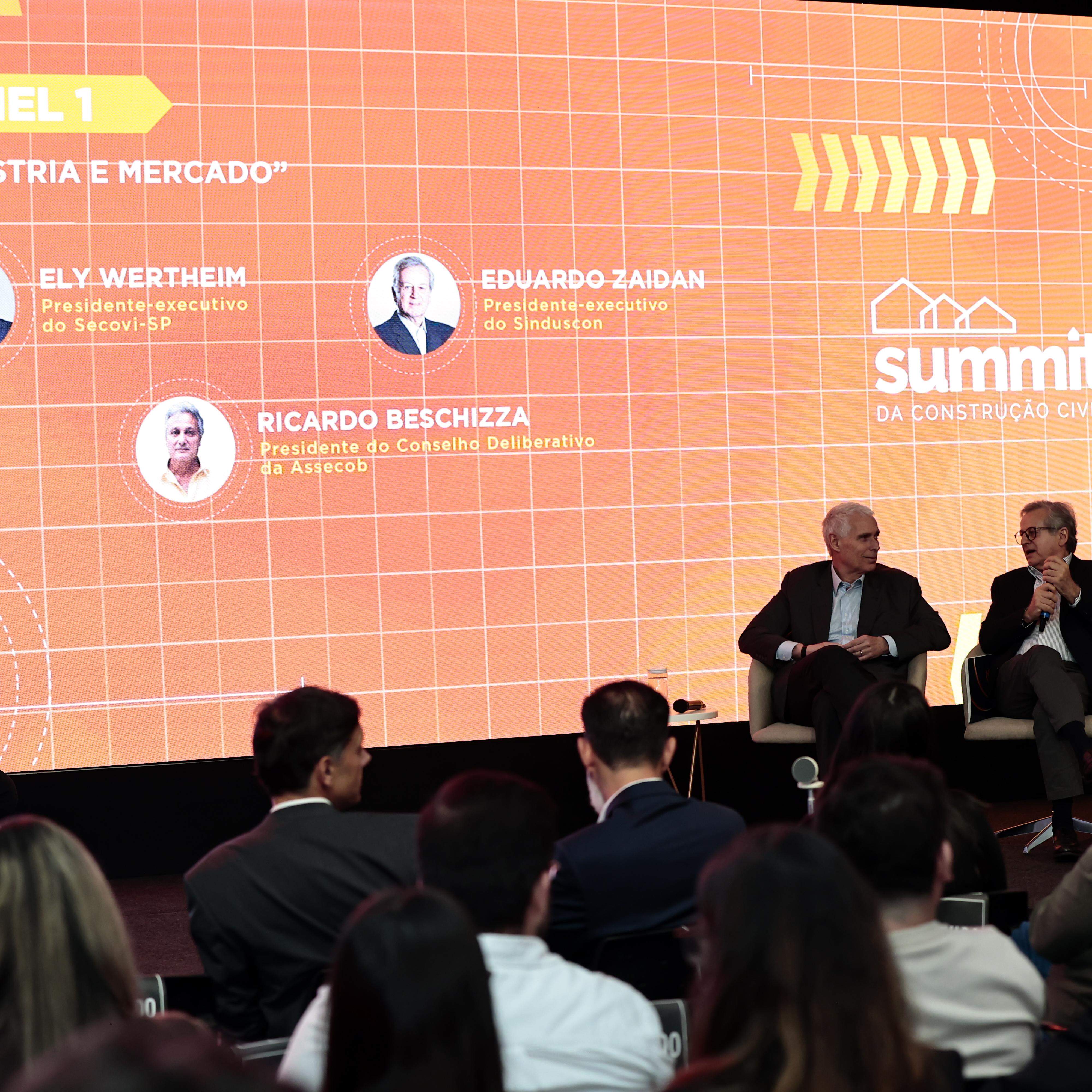 Wertheim, do Secovi, e Zaidan, do Sinduscon, em painel do Summit