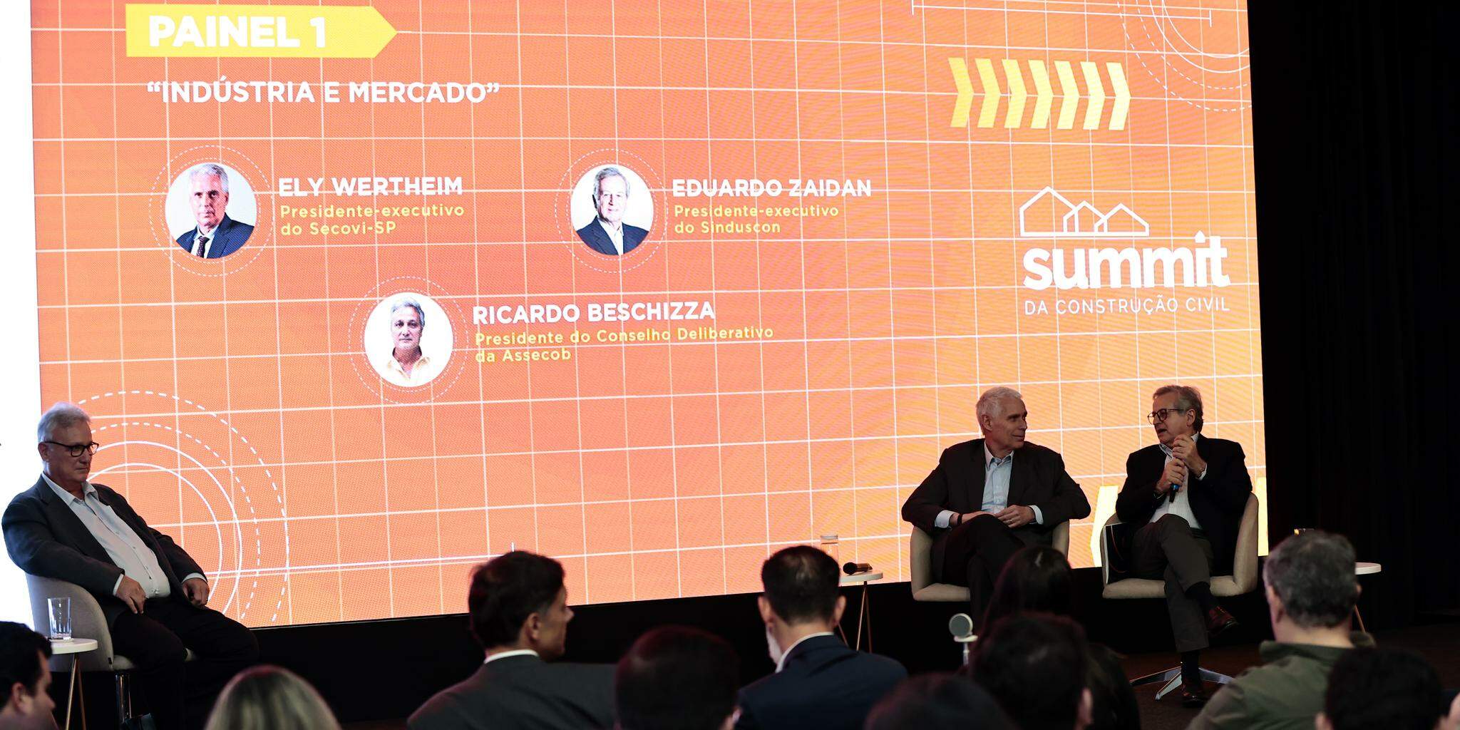 Wertheim, do Secovi, e Zaidan, do Sinduscon, em painel do Summit