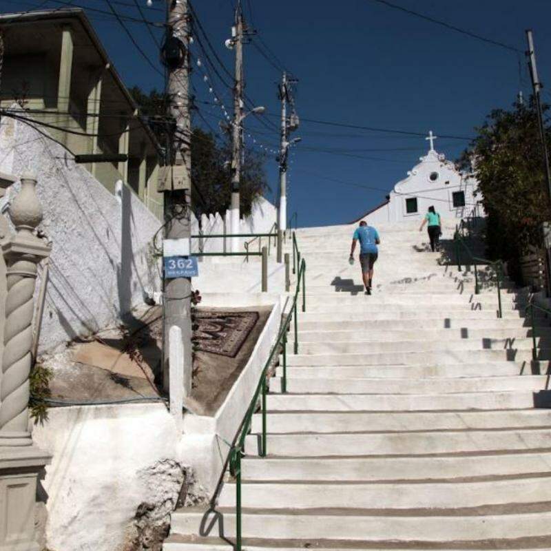Os 402 degraus da escadaria do Monte Serrat contam uma história sobre devoção, fé e promessas em Santos