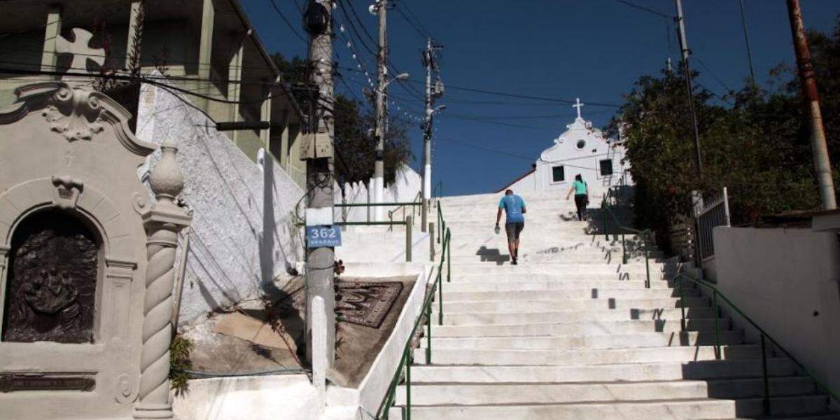 Os 402 degraus da escadaria do Monte Serrat contam uma história sobre devoção, fé e promessas em Santos