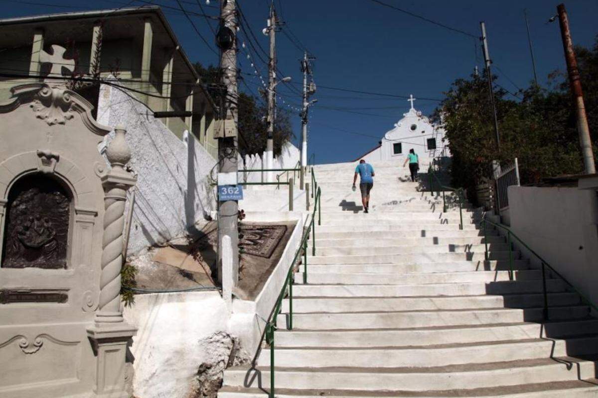 Os 402 degraus da escadaria do Monte Serrat contam uma história sobre devoção, fé e promessas em Santos