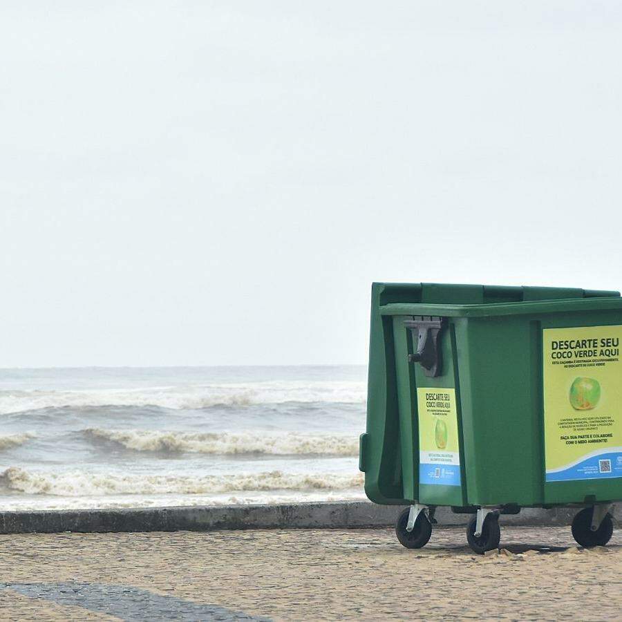 Contentores estão instalados em pontos próximos onde há comercialização de coco verde em Praia Grande