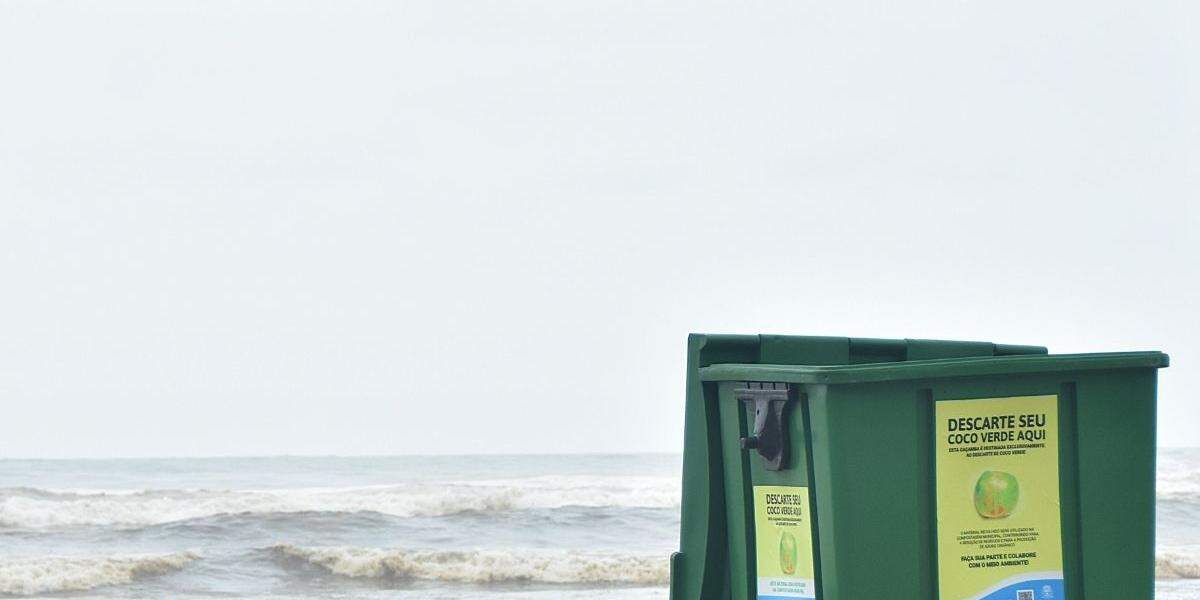 Contentores estão instalados em pontos próximos onde há comercialização de coco verde em Praia Grande