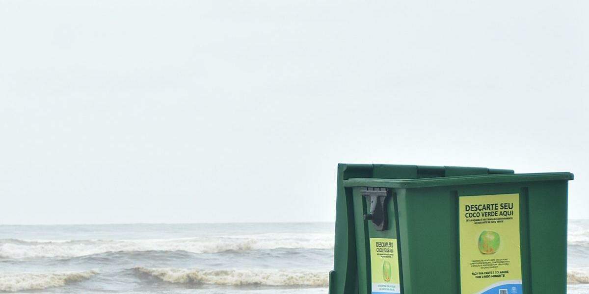 Contentores estão instalados em pontos próximos onde há comercialização de coco verde em Praia Grande