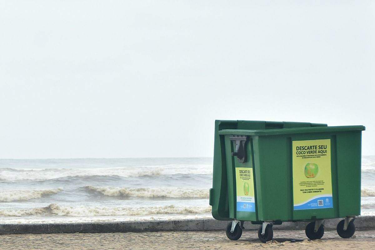 Contentores estão instalados em pontos próximos onde há comercialização de coco verde em Praia Grande