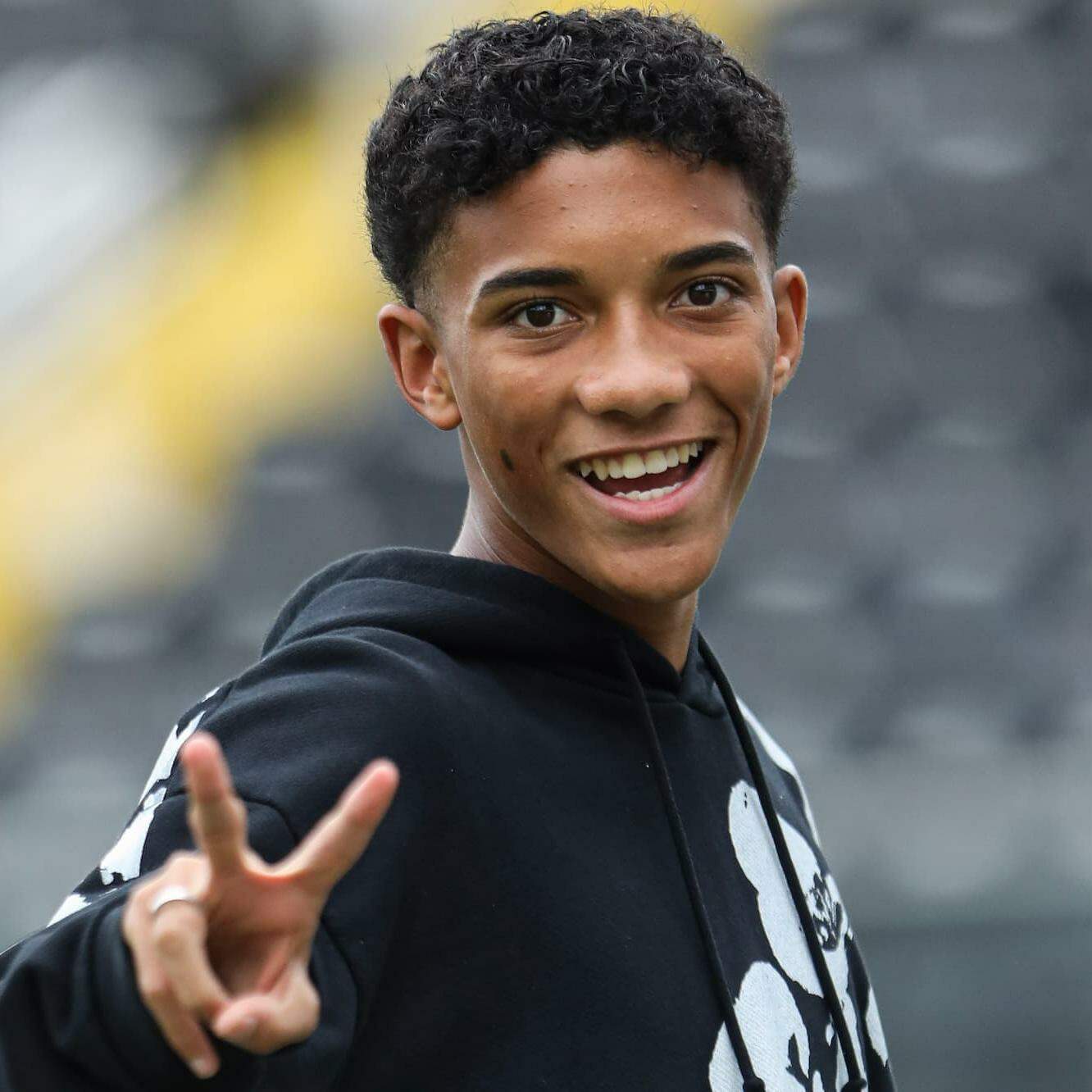 Robinho Jr será emprestado com opção de compra pelo time italiano, no valor em torno de R$ 48 milhões