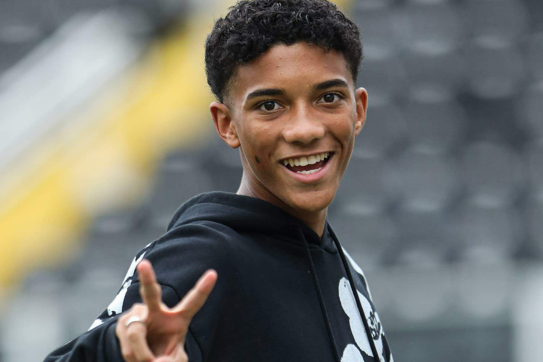 Robinho Jr será emprestado com opção de compra pelo time italiano, no valor em torno de R$ 48 milhões