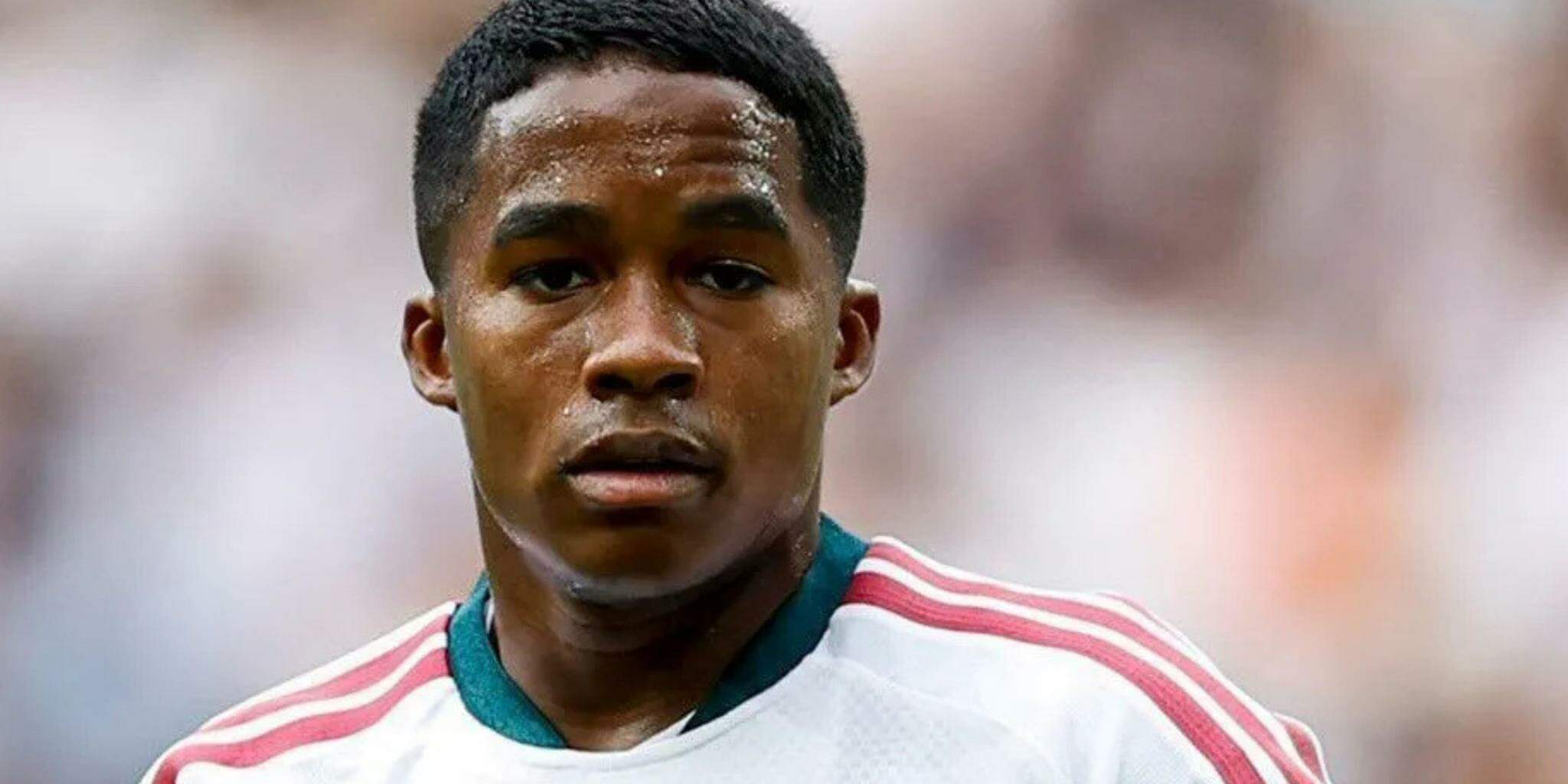 Problema do atacante de 20 anos apareceu nos treinos antes do último amistoso de pré-temporada contra o alemão Schalke 04