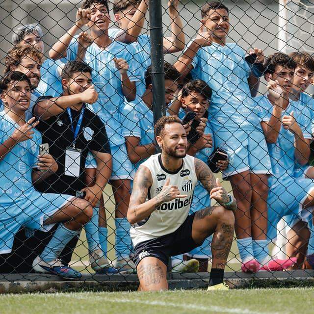 Neymar fez a alegria da garotada do Marília, que jogou contra o Santos neste sábado, no Paulista sub-15, no CT Rei Pelé