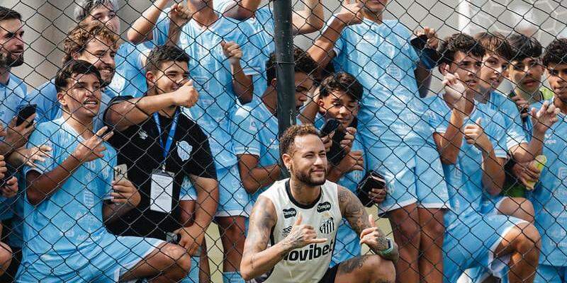 Neymar fez a alegria da garotada do Marília, que jogou contra o Santos neste sábado, no Paulista sub-15, no CT Rei Pelé