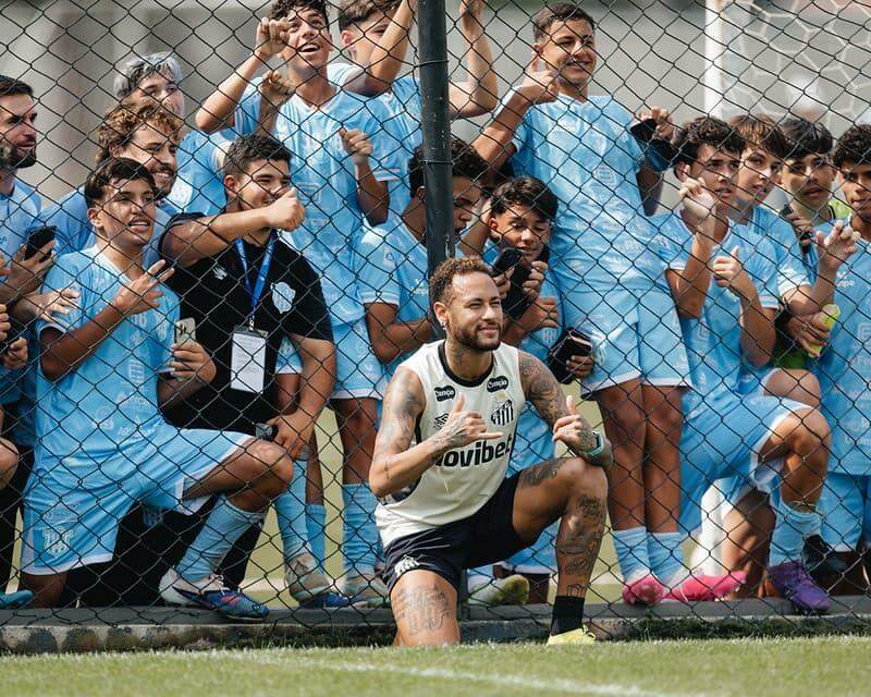 Neymar fez a alegria da garotada do Marília, que jogou contra o Santos neste sábado, no Paulista sub-15, no CT Rei Pelé