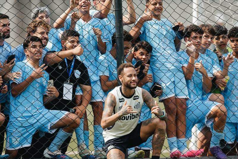 Neymar fez a alegria da garotada do Marília, que jogou contra o Santos neste sábado, no Paulista sub-15, no CT Rei Pelé