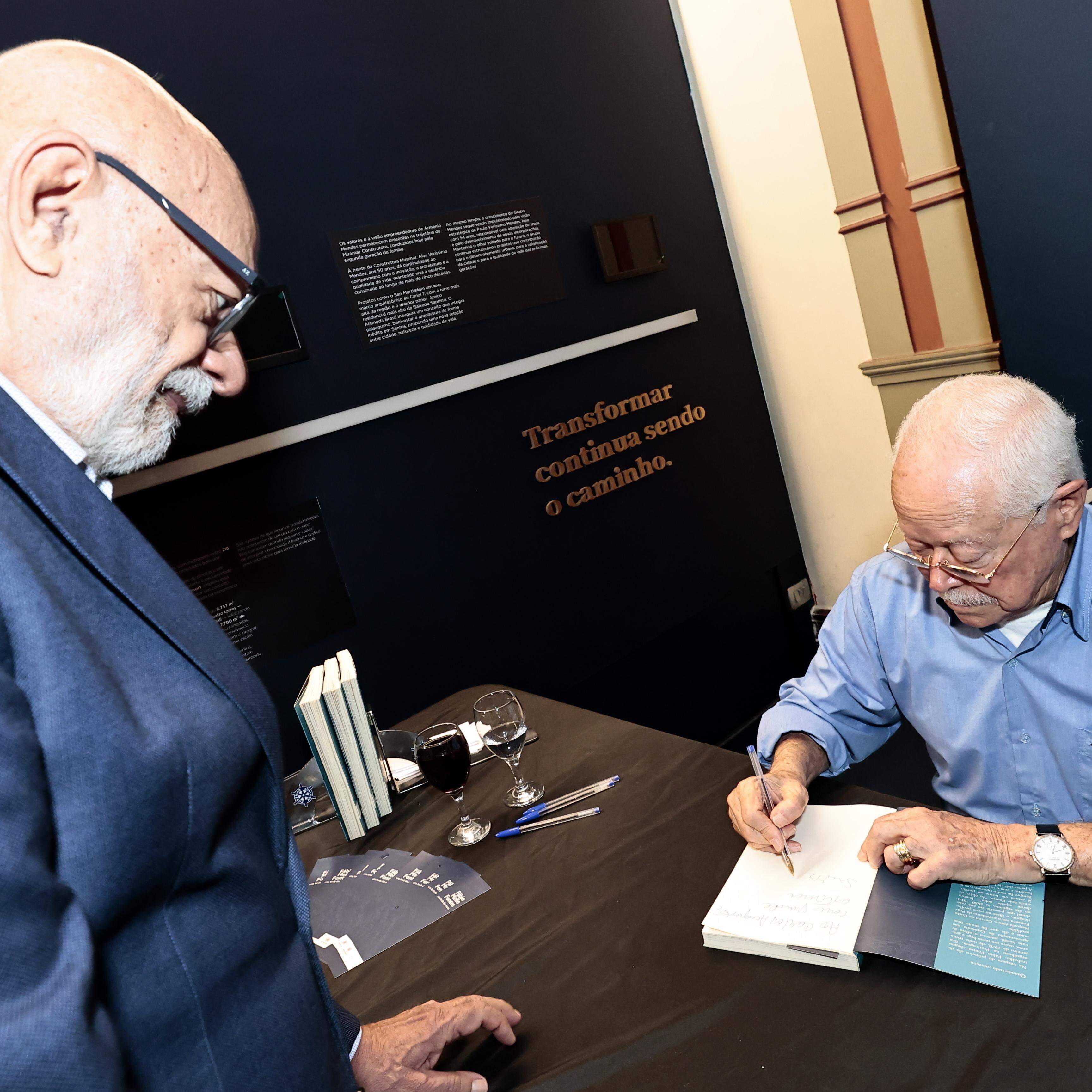 Fontes fez sessão de autógrafos na Pinacoteca Benedicto Calixto