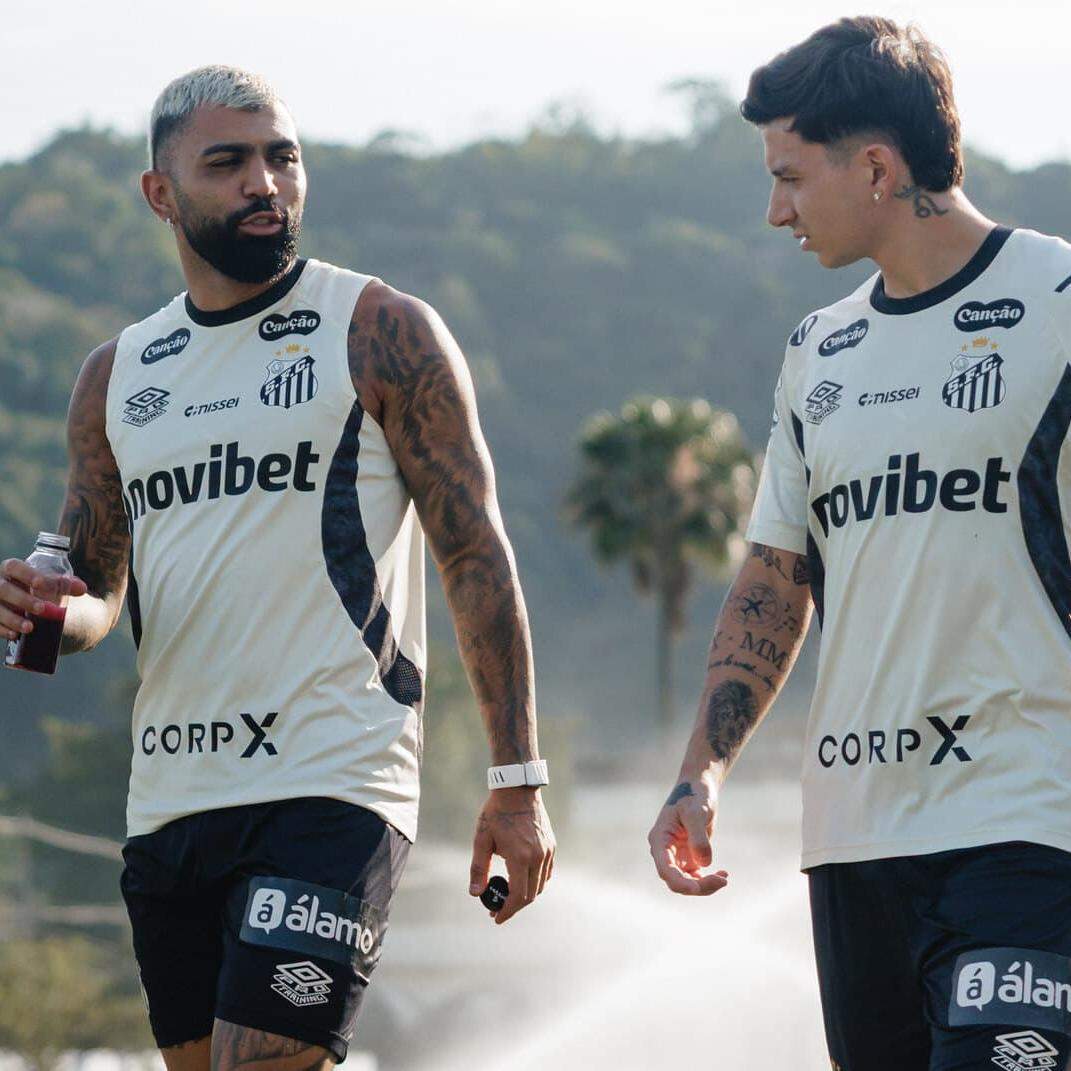 Gabigol e Barreal estão escalados para enfrentar o Corinthians, neste domingo, na Neo Química Arena