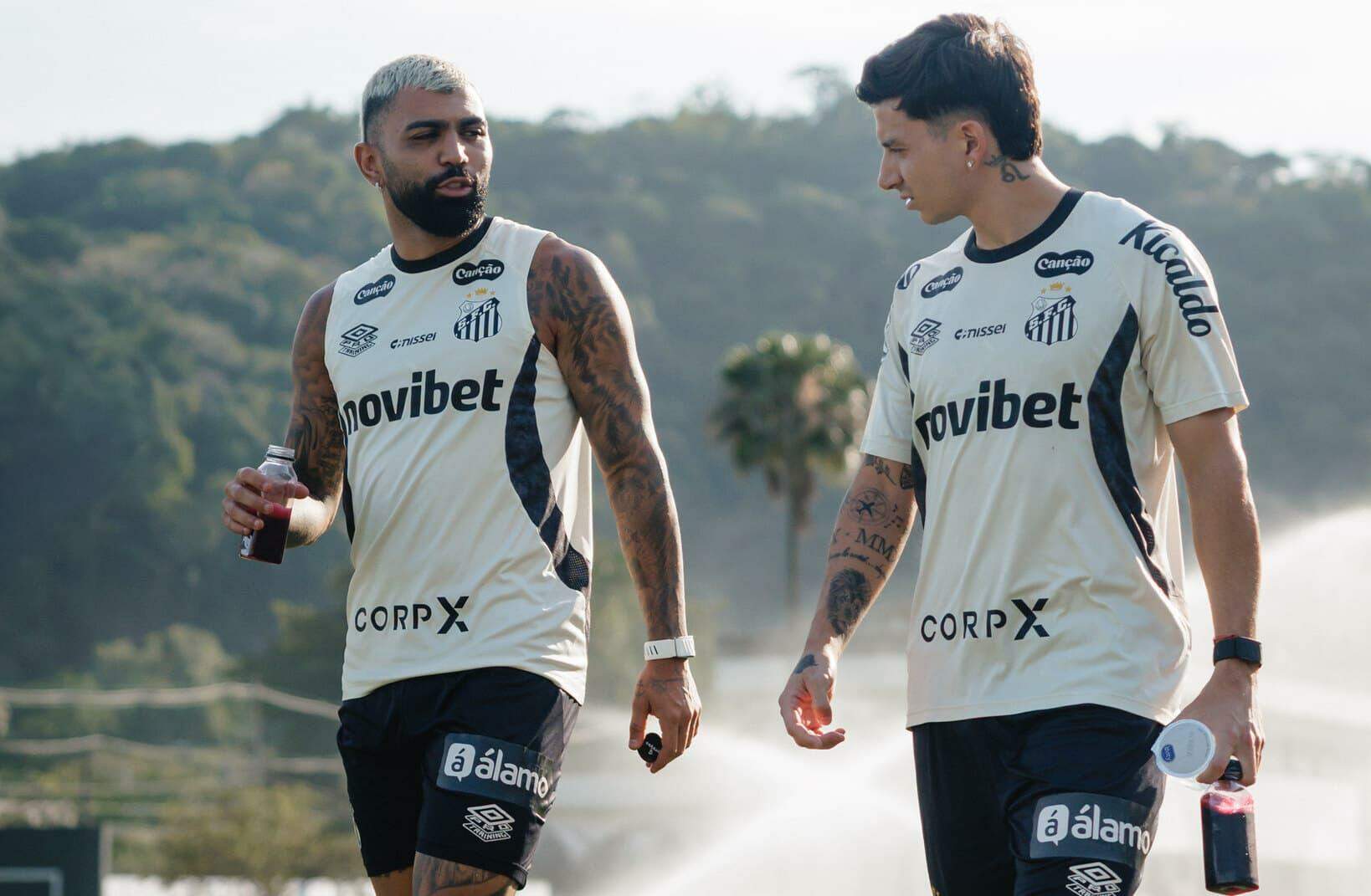 Gabigol e Barreal estão escalados para enfrentar o Corinthians, neste domingo, na Neo Química Arena