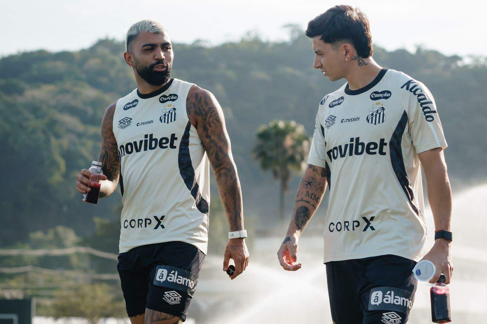 Gabigol e Barreal estão escalados para enfrentar o Corinthians, neste domingo, na Neo Química Arena