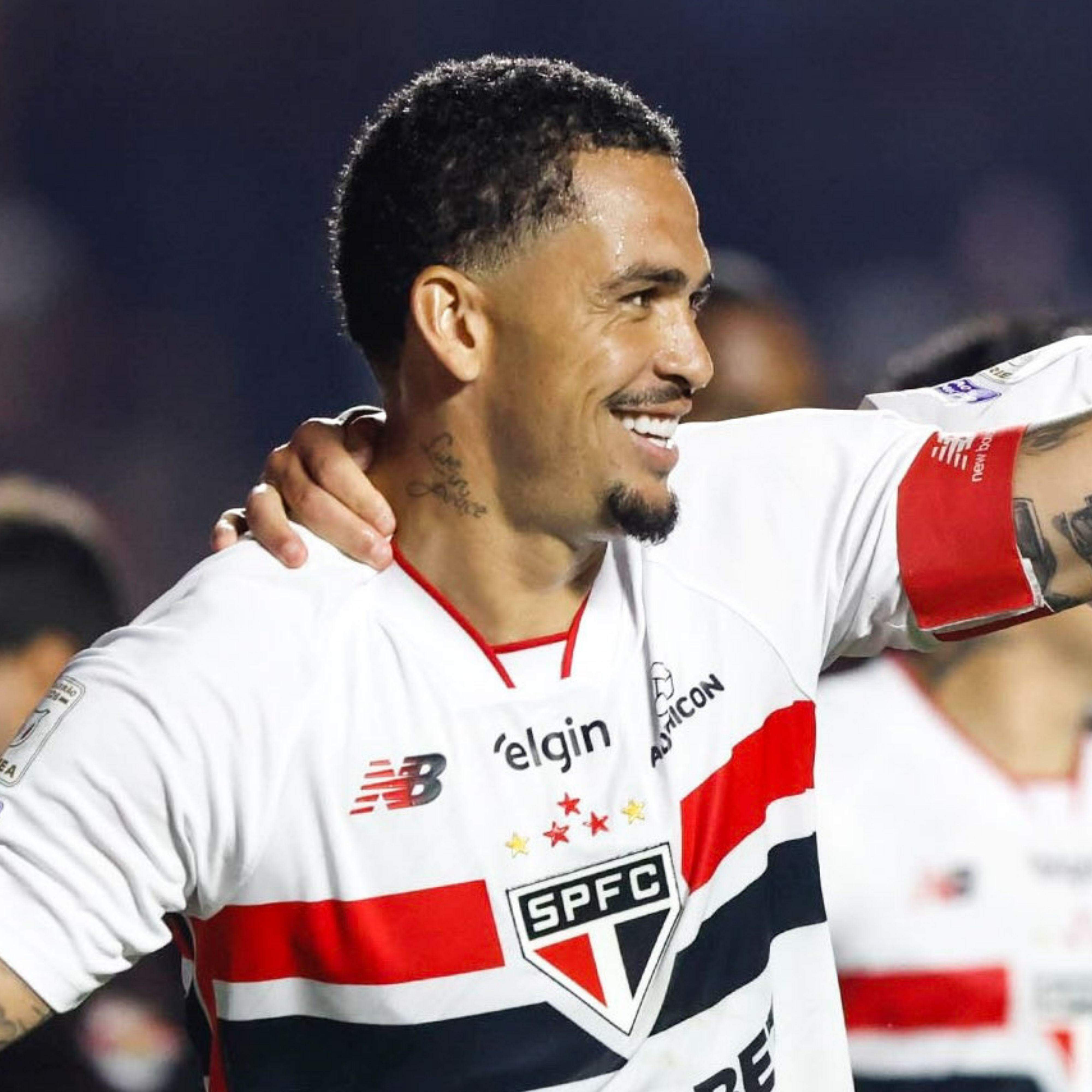 De pênalti, Luciano bateu e converteu, abrindo o placar para o São Paulo