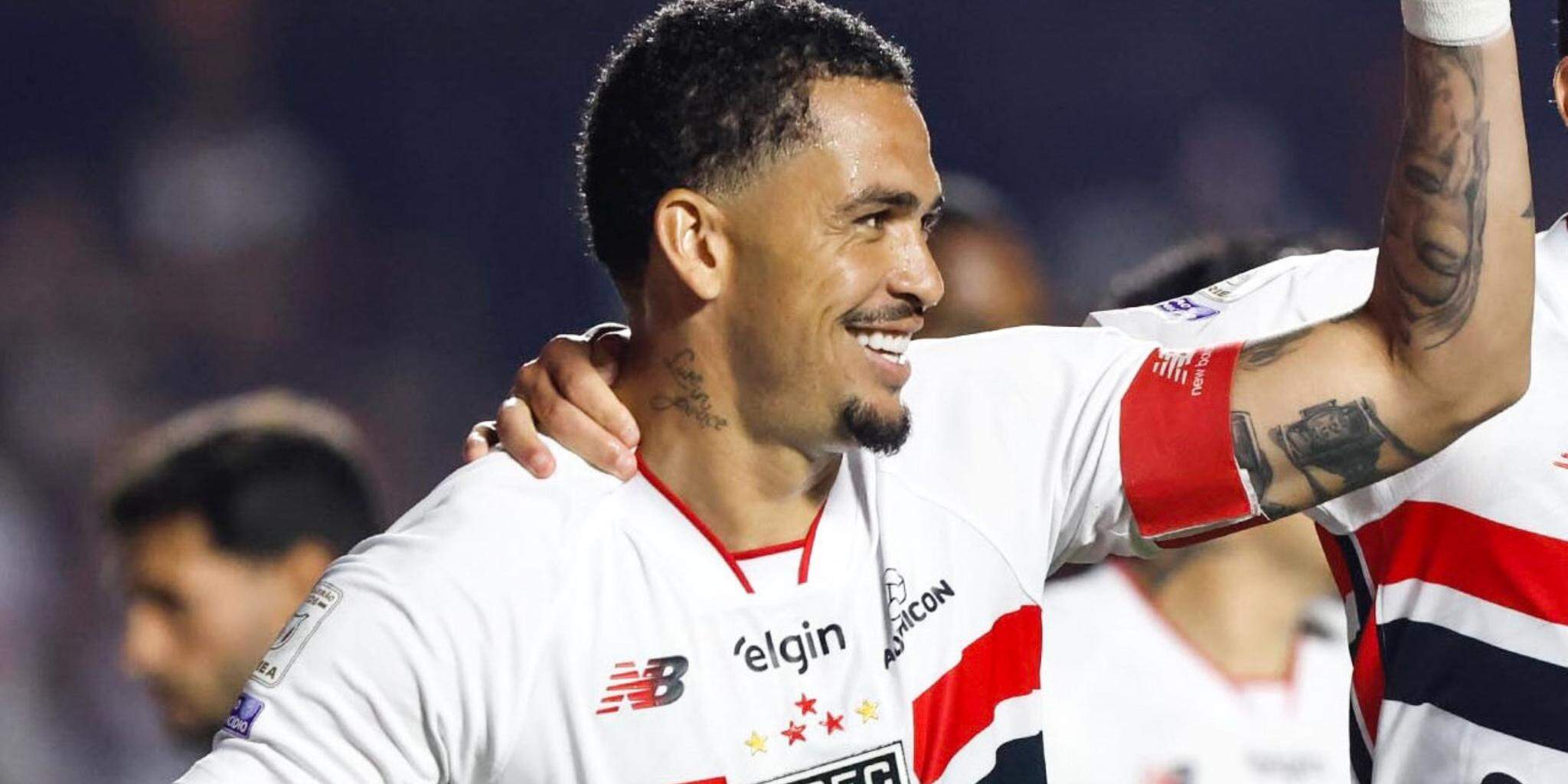 De pênalti, Luciano bateu e converteu, abrindo o placar para o São Paulo