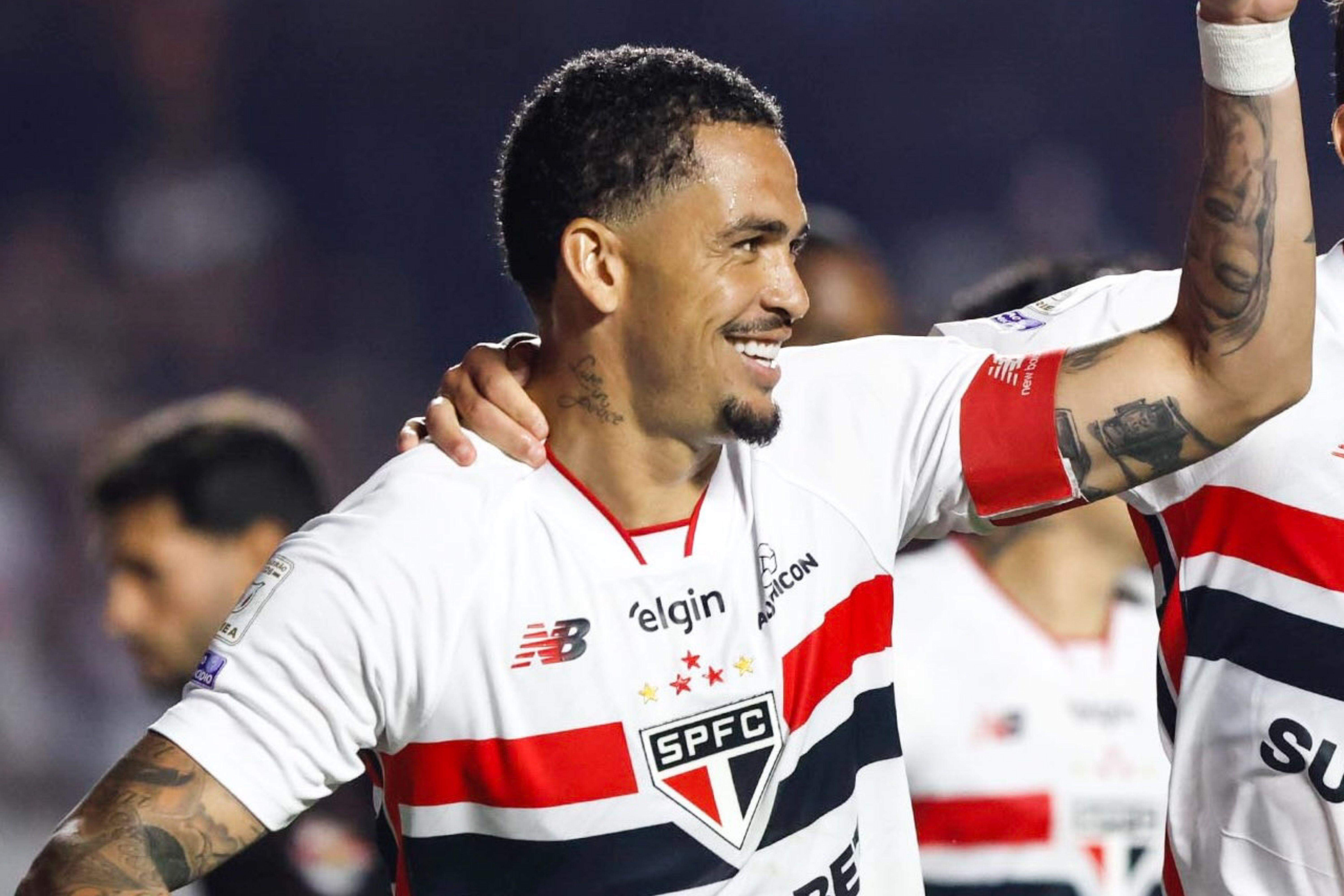 De pênalti, Luciano bateu e converteu, abrindo o placar para o São Paulo