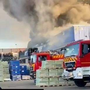 Equipes de emergência seguem trabalhando na região do armazém para controlar focos residuais de incêndio