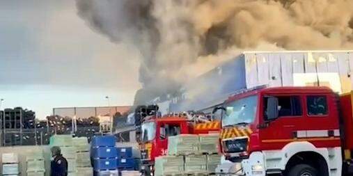 Equipes de emergência seguem trabalhando na região do armazém para controlar focos residuais de incêndio