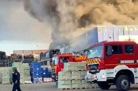 Equipes de emergência seguem trabalhando na região do armazém para controlar focos residuais de incêndio