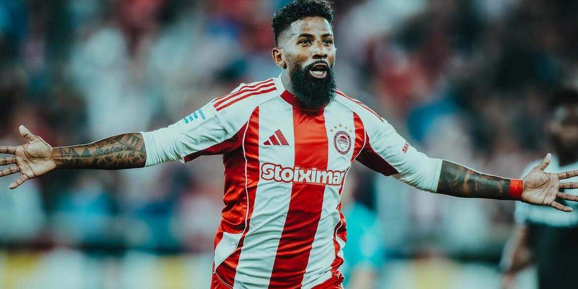 O lateral-direito Rodinei, que teve boa passagem pelo Flamengo, defende o Olympiacos, da Grécia