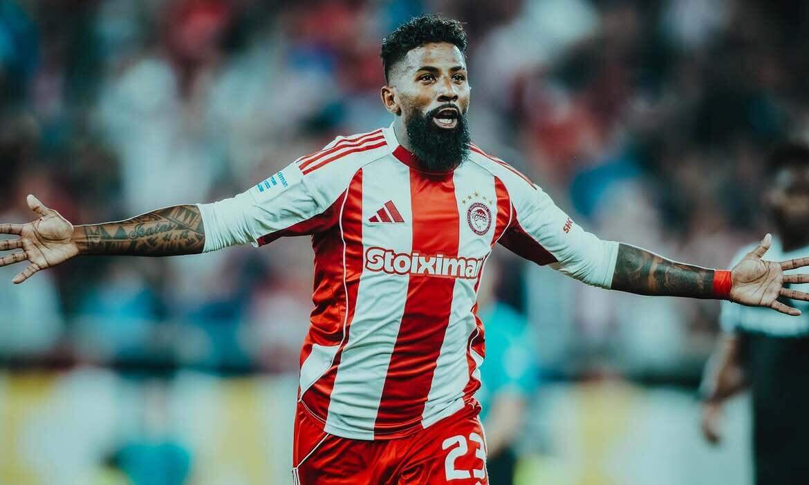 O lateral-direito Rodinei, que teve boa passagem pelo Flamengo, defende o Olympiacos, da Grécia