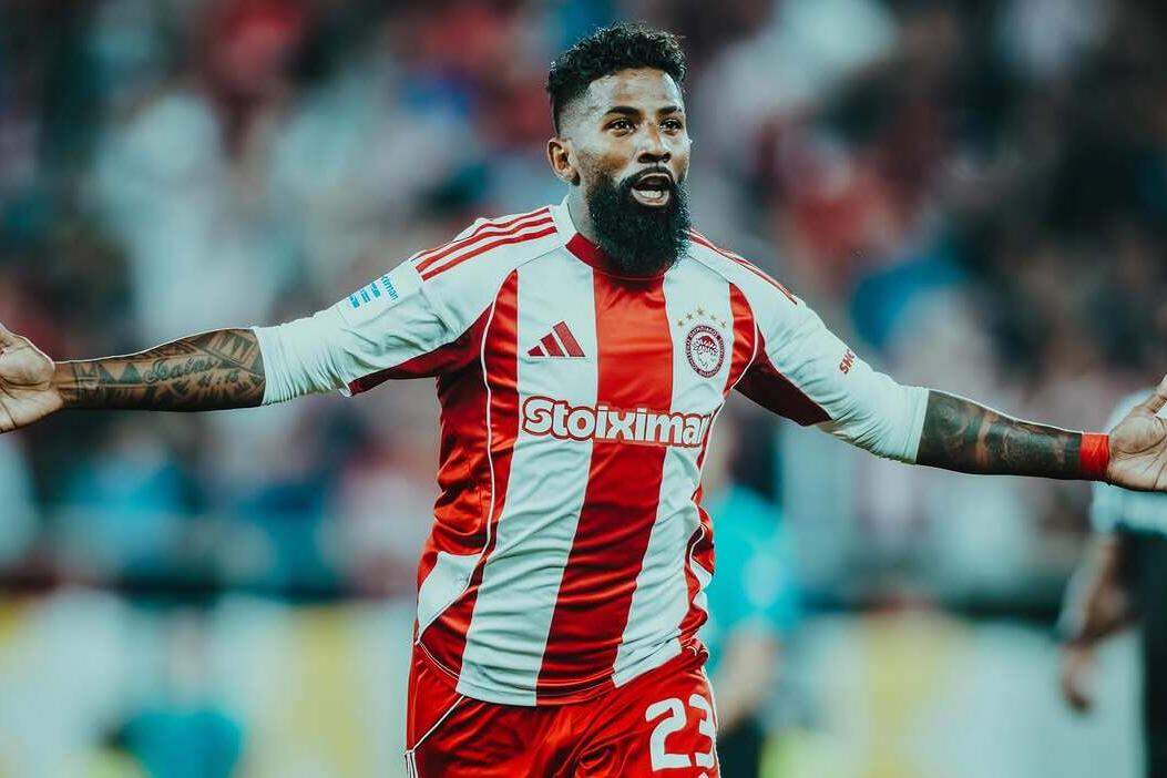 O lateral-direito Rodinei, que teve boa passagem pelo Flamengo, defende o Olympiacos, da Grécia