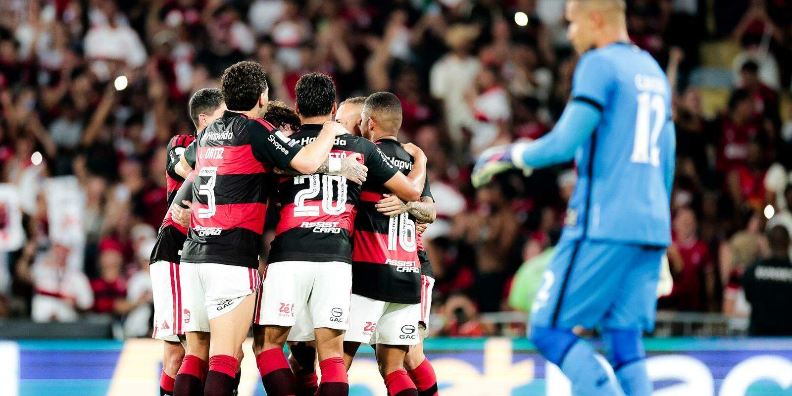 Samuel Lino faz dois, Flamengo atropela o Botafogo e joga pressão no Palmeiras
