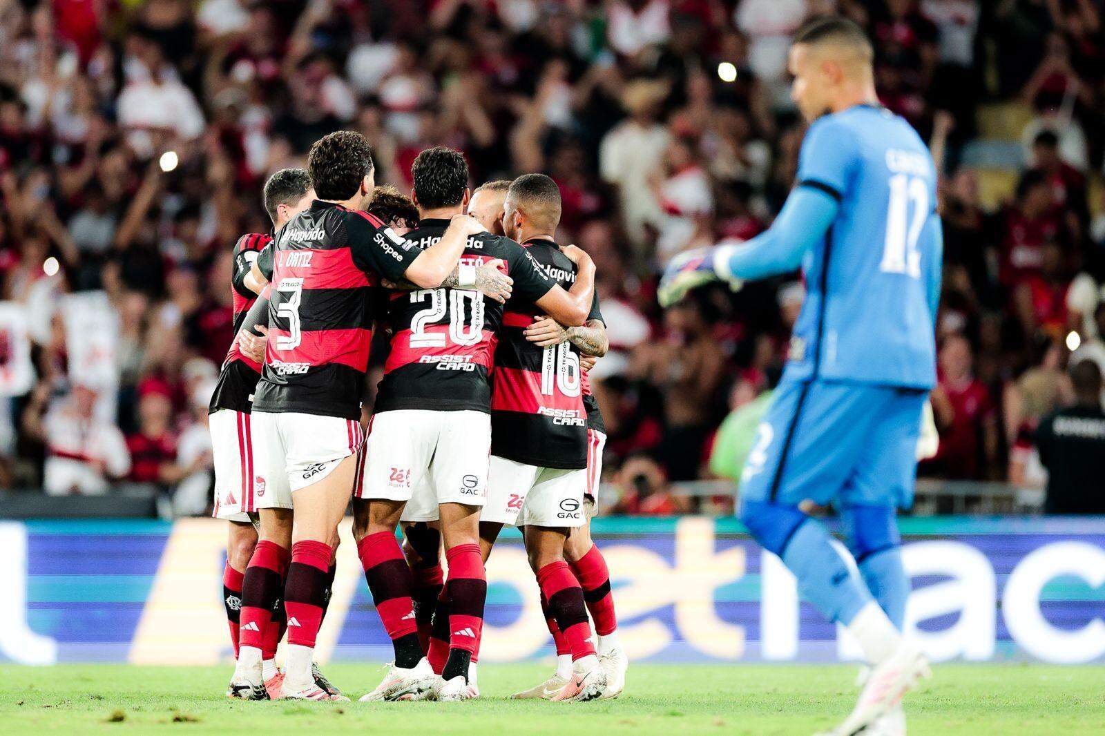 Samuel Lino faz dois, Flamengo atropela o Botafogo e joga pressão no Palmeiras