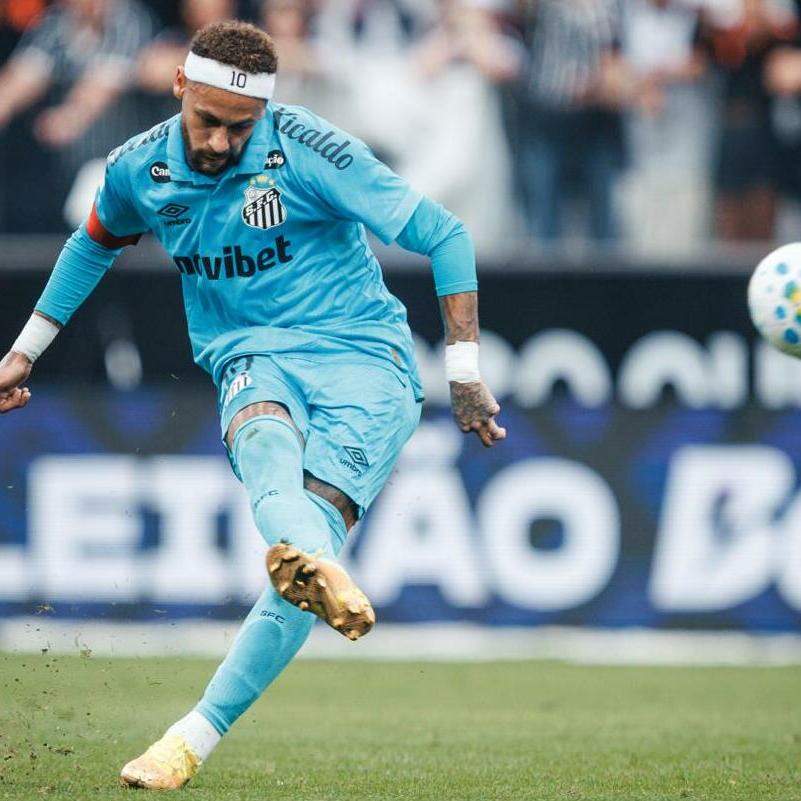 Neymar foi preciso na cobrança de falta, que bateu na trave e fez a bola sobrar para Christian Oliva garantir a vitória