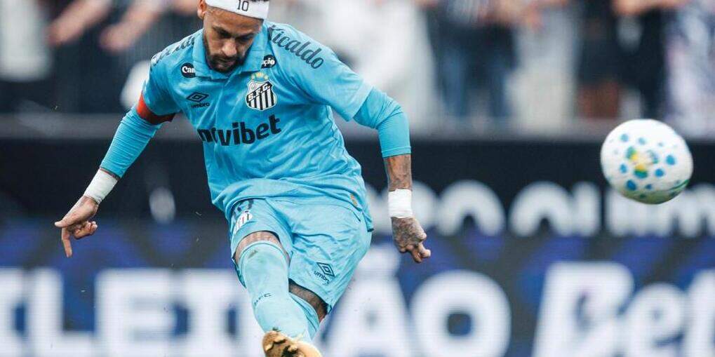Neymar foi preciso na cobrança de falta, que bateu na trave e fez a bola sobrar para Christian Oliva garantir a vitória