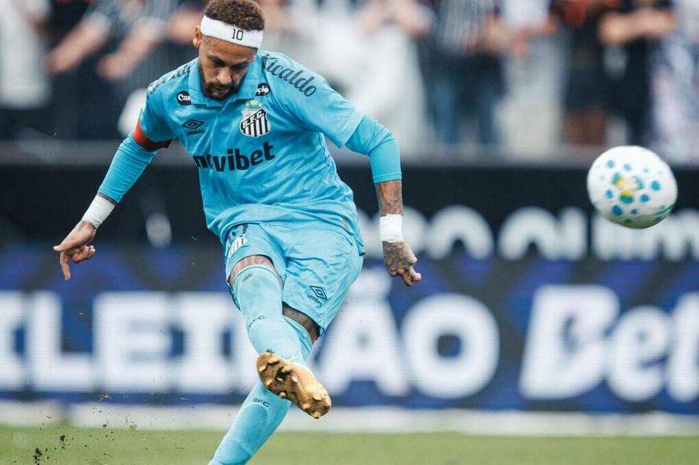 Neymar foi preciso na cobrança de falta, que bateu na trave e fez a bola sobrar para Christian Oliva garantir a vitória