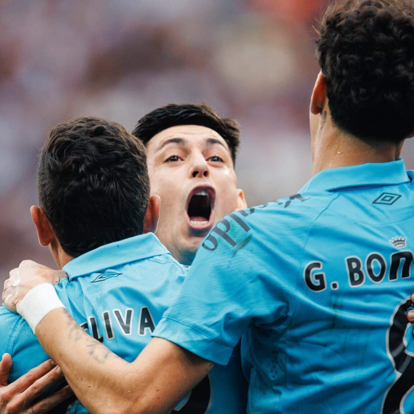 Escobar, Oliva e Bontempo comemoram gol da vitória sobre o Corinthians, em Itaquera