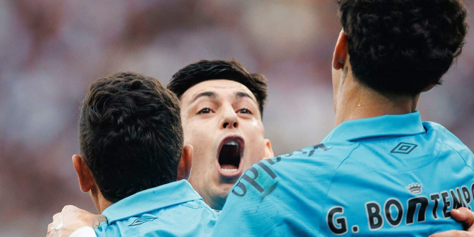 Escobar, Oliva e Bontempo comemoram gol da vitória sobre o Corinthians, em Itaquera