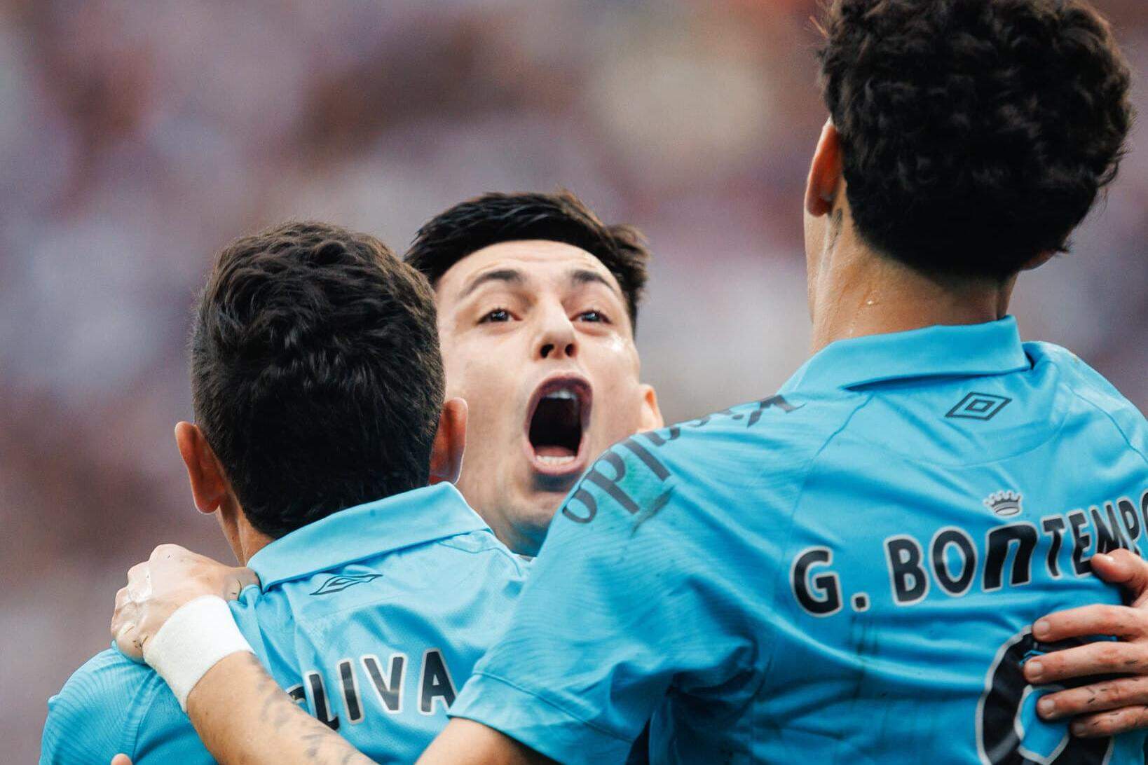 Escobar, Oliva e Bontempo comemoram gol da vitória sobre o Corinthians, em Itaquera