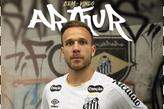 Volante Arthur assinou com o Santos após ficar livre no mercado; até julho, ele, que pertencia à Juventus (ITA), defendeu o Grêmio por empréstimo